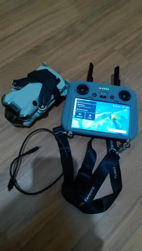 Drone DJI Mini 4 Pro Controle c/ Tela - 1 bateria