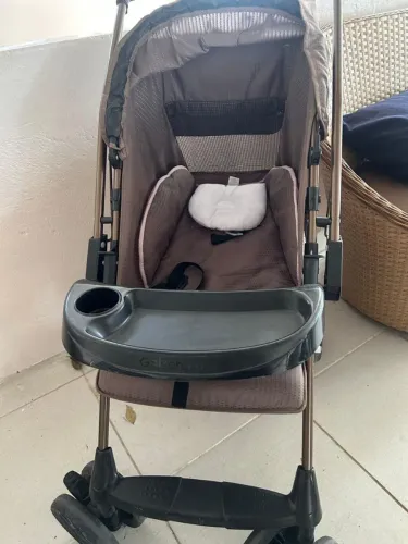 CARRINHO DE BEBÊ COM BEBÊ CONFORTO