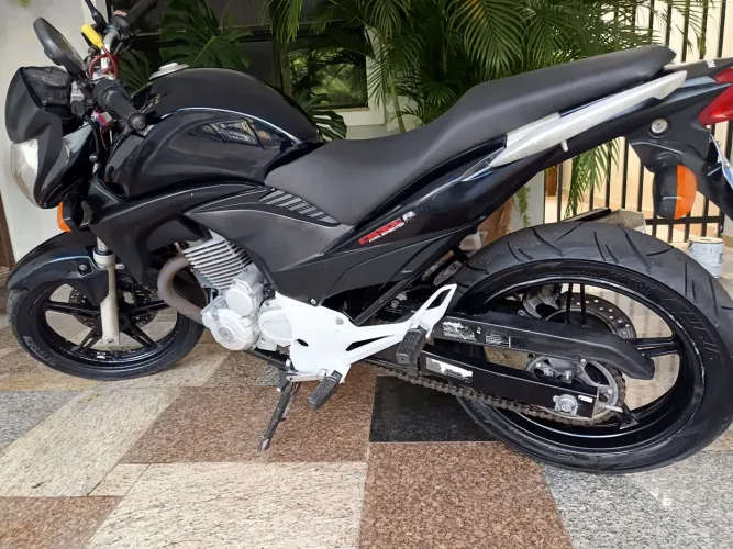 CB300r ano 2012, azul petróleo.