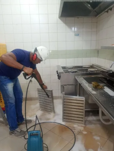 Limpeza de coifas e fogões industriais
