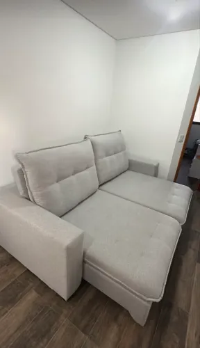 Sofá retrátil cinza