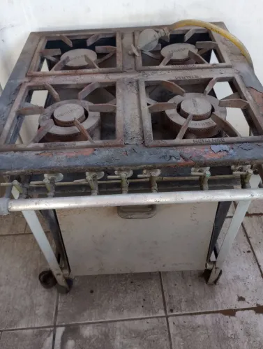 Fogão industrial com forno