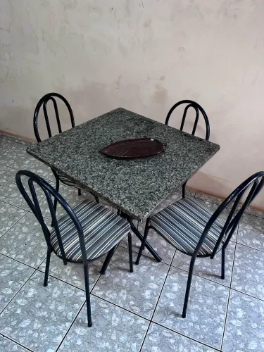 Mesa de jantar de mármore pequena com 4 cadeiras estofadas