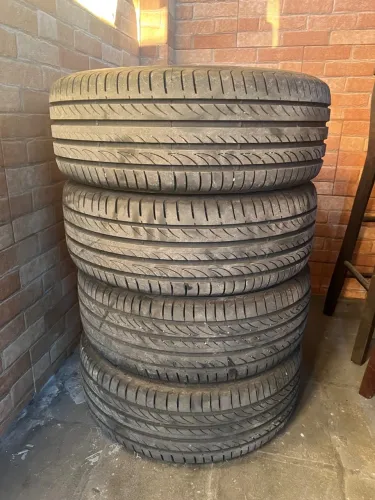 Vendo Jogo de Pneus Pirelli Powergy 215/50 R17