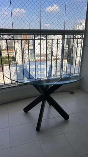 Mesa redonda com tampo de vidro