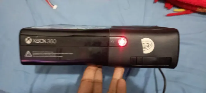 *PraSai* Xbox 360 Super Slim, carcaça ruim mas completa (defeito Luz Vermelha) frontal boa