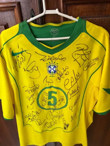 camisa do brasil antiga autografada por jogadores da época