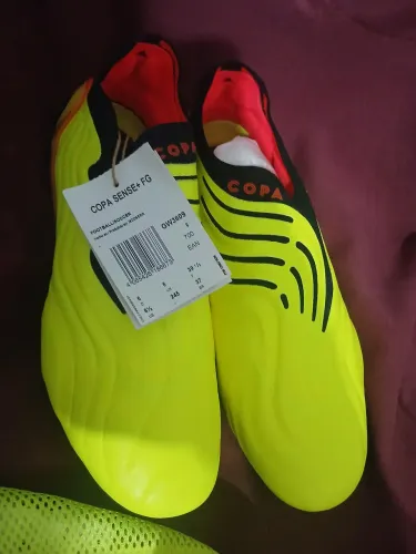 Chuteira copa sense gramado número 37.valor 300 reais 