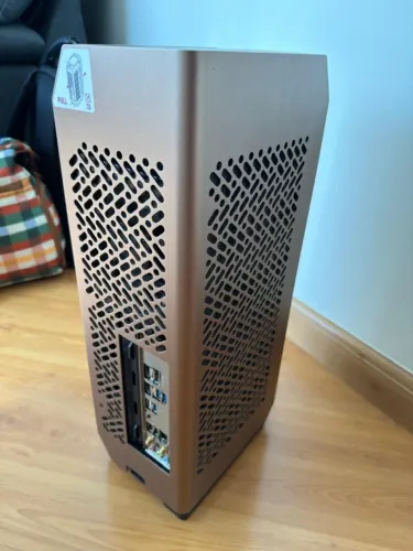 PC compacto mini itx com gabinete COOLERMASTER nc100 dourado