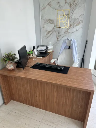 Mesa para Escritório ou Consultório - Design Moderno e Funcional