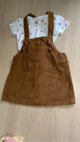 Vestido Jardineira com body CARTERS - tamanho 6 meses