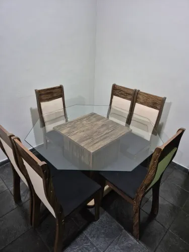 Jogo de Mesa Hexagonal em Vidro com 6 Cadeiras.