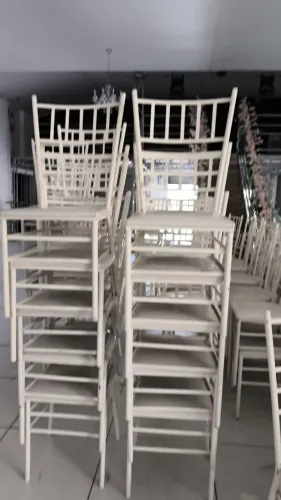 300 Cadeiras de Ferro brancas reforçadas - seminovas.