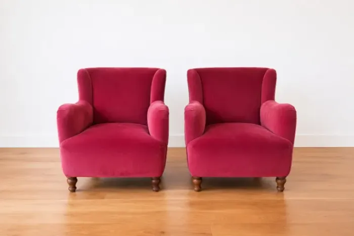 PAR DE POLTRONAS VINTAGE EM VELUDO VERMELHO