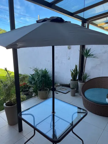 Mesa e ombrelone
