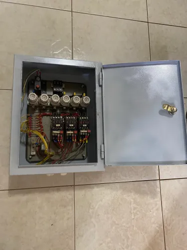 Quadro de comando elétrico metálico completo