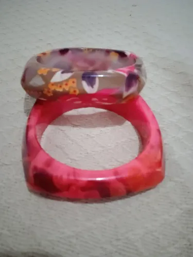 Pulseira em acrílico floral