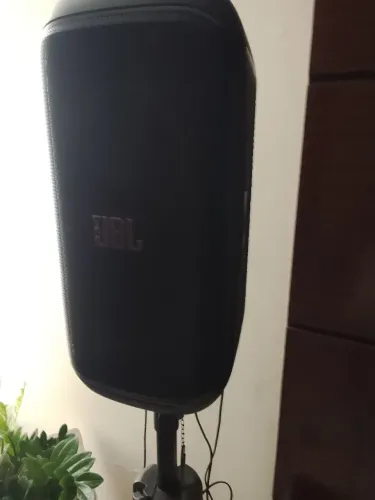Vendo JBL Party box 120, semi nova pouco tempo de uso.