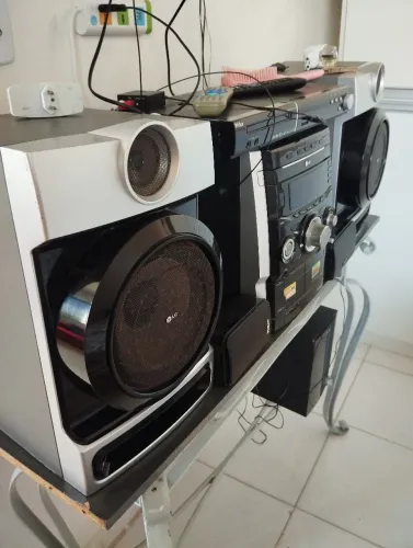 Vendo som LG 500w tá com a saída rum de muito fica para muito potente vendo barato 