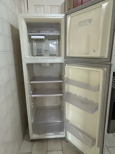 Geladeira Electrolux DF35A Frost Free 261L - COM DEFEITO