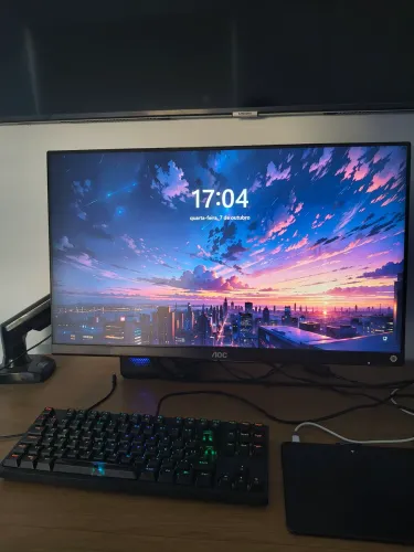 Monitor AOC com braço articulado