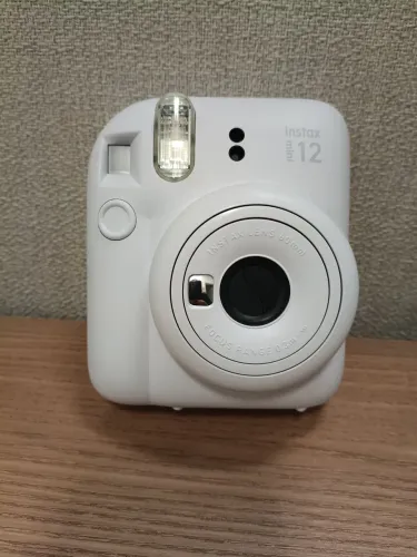 Câmera instax Mini 12 pouco usada está muito nova