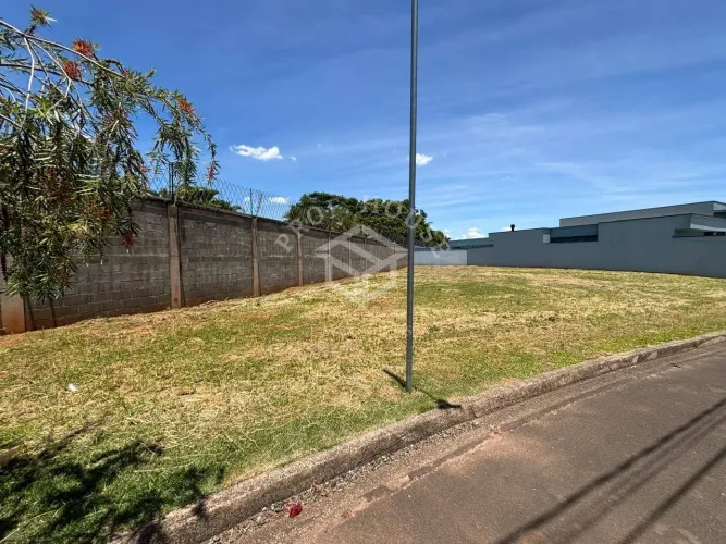 Terreno à venda no Condomínio Vale das Oliveiras em Limeira-SP