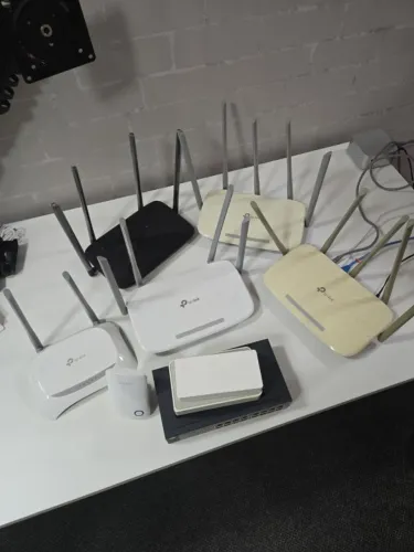 Lote com 11 equipamentos de rede: switches, roteadores e repetidor