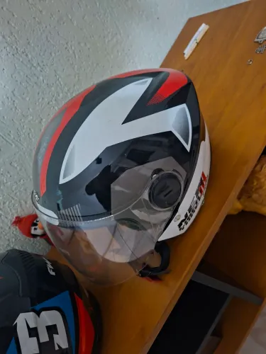 Capacete aberto 