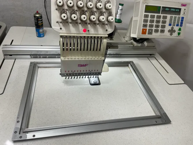 Máquina de bordar SWF 1 cabeça