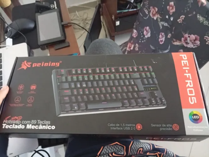 Teclado PEI-FROTS mecânico com switch azul 75%