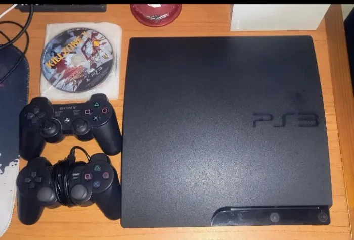 PlayStation 3 Slim, em ótimo estado.