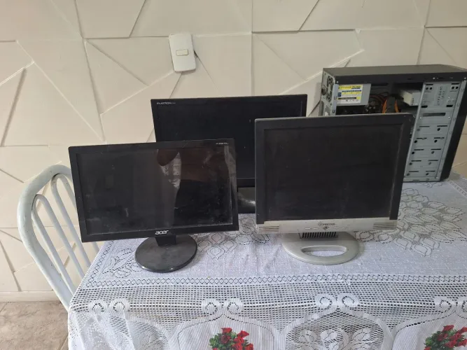 Vendo 3 monitores, , e 1 computador, RECOMENDO PARA RETIRADA DE PEÇA, informações chamar