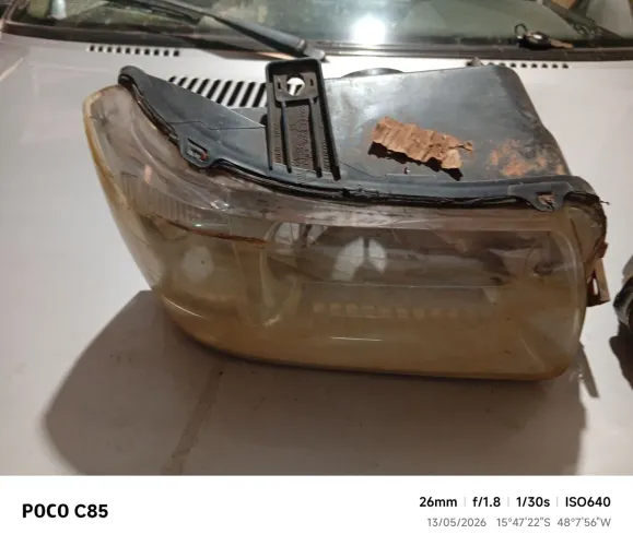 Farol Fiat uno original com pequena avaria