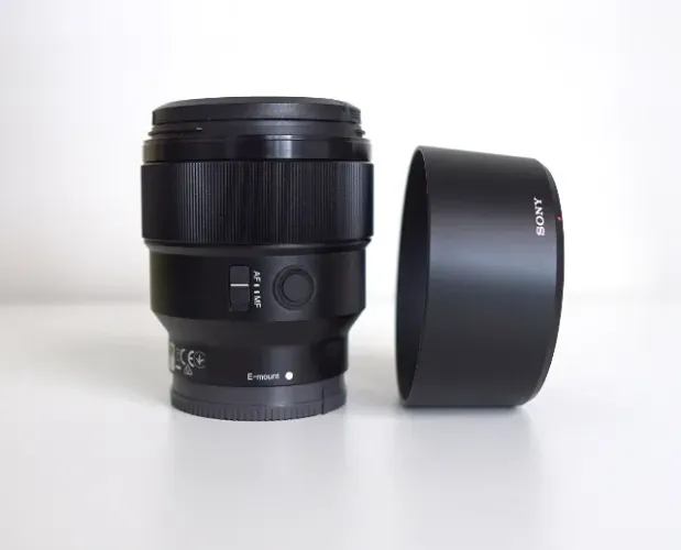 Sony 85mm f/1.8 (usada em estado de nova)
