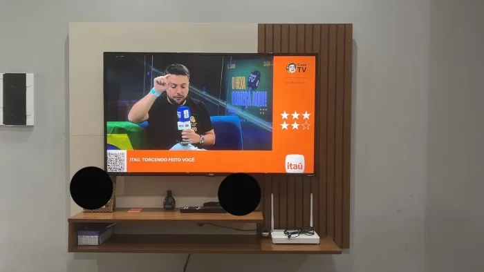 Vendo painel tv bem conservado 