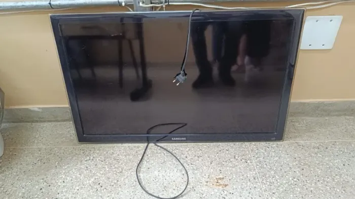 TV 32" com defeito, para uso de retirada de pçs .