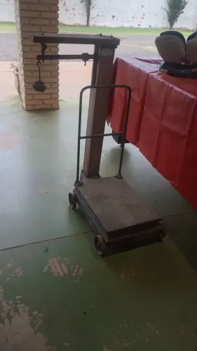vende-se uma balança antiga pesando normal muito bem conservada
