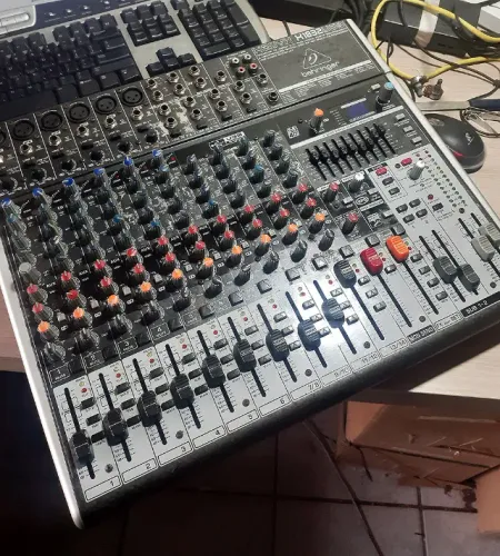Mesa de Som 14 Canais Behringer XENYX X1832USB com USB e Efeitos - ESTUDA TROCA