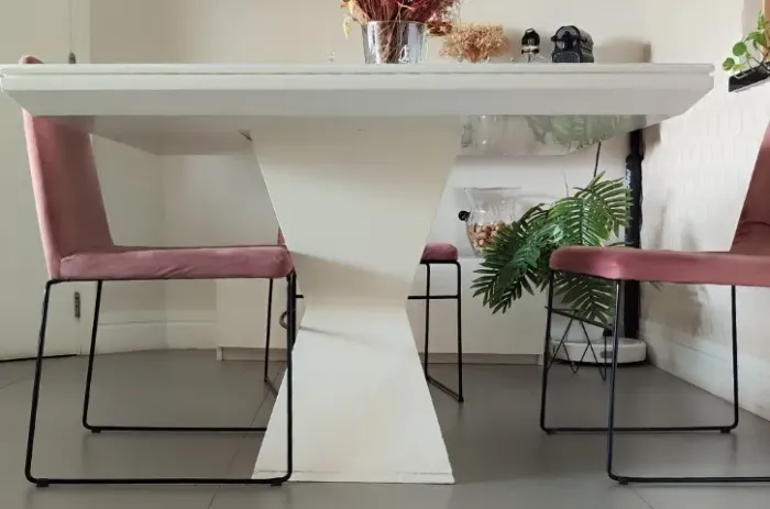Mesa de jantar em laca fosca branca com vidro leitoso branco