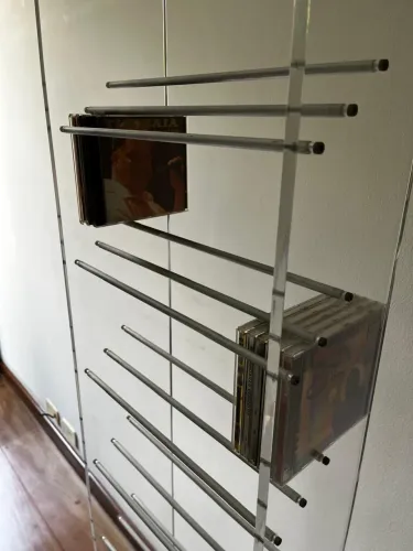 Porta CDs em acrílico. Capacidade com 330 cds