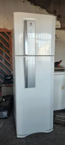 Vendo esse refrigerador Electrolux 382 litros frost free.