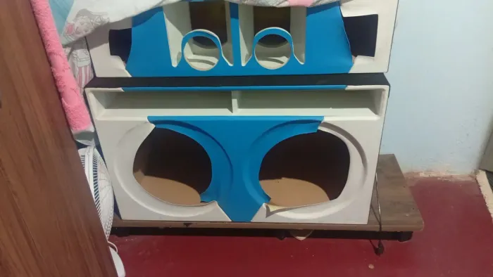 Vendo caixa de som dois médio de 8 polegadas e dois tuítes e dois alto falante de 15 