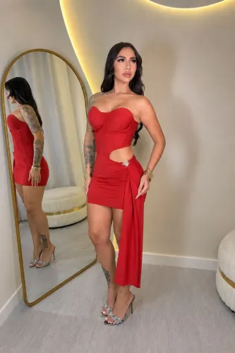 Vestido vermelho elegante com recorte na cintura e cauda lateral . Perfeito para festas .