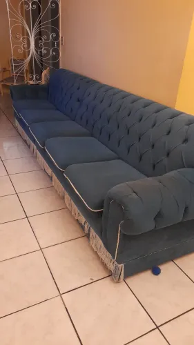 SOFÁ GRANDE CAPITONÊ EM VELUDO