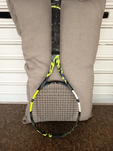 Raquete de tênis Babolat Pure Aero semi-nova.