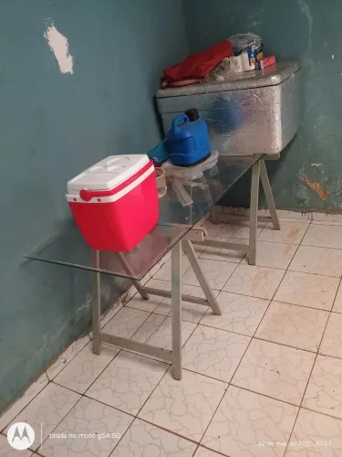 Mesa de cavalete com tampo de vidro 