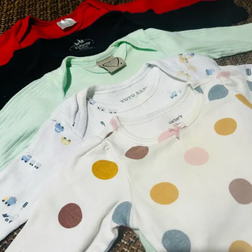 Lote de roupas de bebê