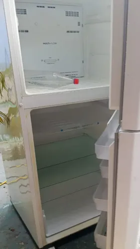 Vendo uma geladeira Eletrolux na cor branca motivo viagem 