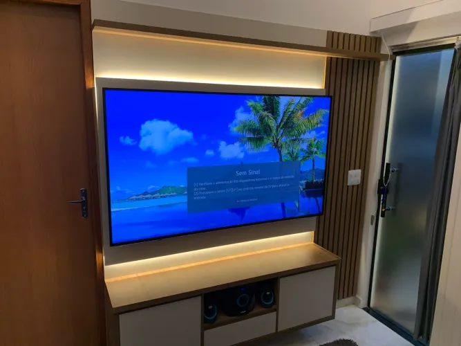 Painel de TV com ripado e led